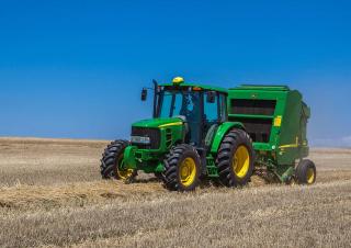 Traktory z napędem 4WD John Deere 6115J
