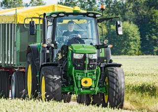 Traktory z napędem 4WD John Deere 6140M 