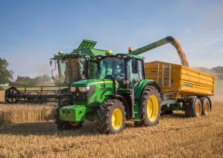 Traktory z napędem 4WD John Deere 6140M 