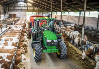 Traktory z napędem 4WD John Deere 6140M 