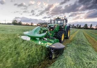 Traktory z napędem 4WD John Deere 6145M 