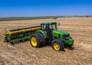 Traktory z napędem 4WD John Deere 6150J