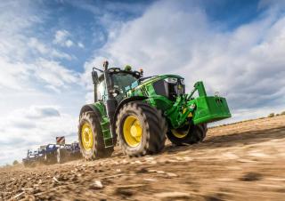 Traktory z napędem 4WD John Deere 6175M 