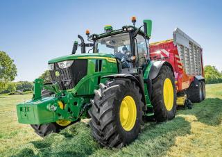 Traktory z napędem 4WD John Deere 6R 215