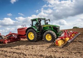 Traktory z napędem 4WD John Deere 7R 330