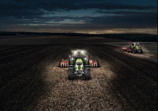 Traktory z napędem 4WD Claas Axion 810 