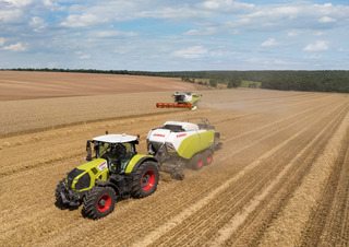 Traktory z napędem 4WD Claas Axion 830