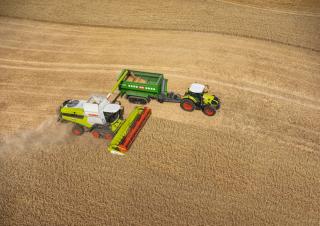 Traktory z napędem 4WD Claas Axion 830 