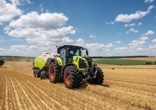 Traktory z napędem 4WD Claas Axion 830 