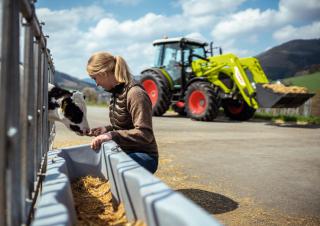 Traktory z napędem 4WD Claas Axos 2.105 