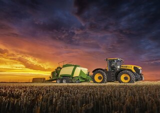 Traktory z napędem 4WD JCB Fastrac 8330