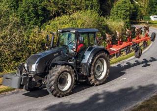 Traktory z napędem 4WD Valtra T 153