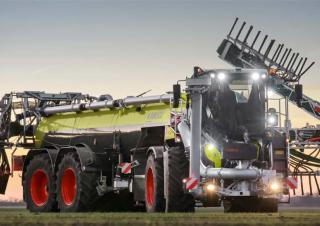 Traktory z napędem 4WD Claas Xerion 4200 Saddle Trac 