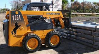 Ładowarki o sterowaniu burtowym Mustang 2054 B