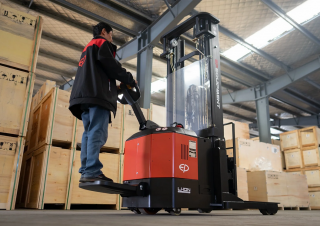 Wózki wysokiego składowania EP CQE12R
