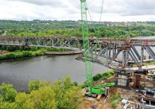 Żurawie gąsienicowe — wysięgnik kratowy Sennebogen 7700G