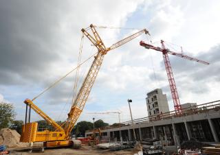 Żurawie gąsienicowe — wysięgnik kratowy Sennebogen 7700G