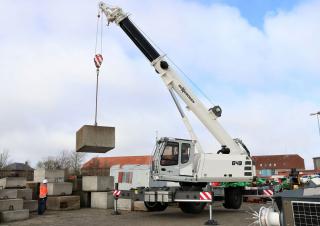 Żurawie samojezdne — wysięgnik teleskopowy Sennebogen 643E