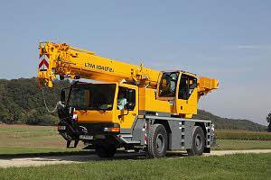 Żurawie szosowo-terenowe Liebherr LTM 1040-2.1 