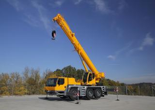 Żurawie szosowo-terenowe Liebherr LTM 1050-3.1 