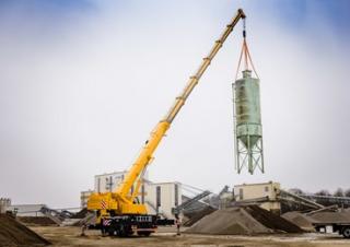 Żurawie szosowo-terenowe Liebherr LTM 1090-4.2 