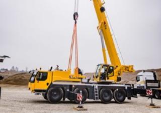 Żurawie szosowo-terenowe Liebherr LTM 1090-4.2 