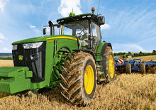 Traktory z napędem 4WD John Deere 8245 R