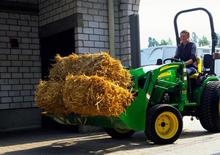 Traktory miejskie z zaczepem przednim John Deere 2027 R