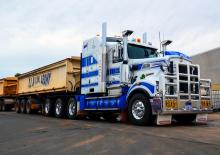 Ciągniki siodłowe Kenworth T909 36” Mid roof X15 8x6