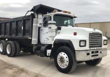 Ciągniki siodłowe ze sztywnym podwoziem Mack RD690S CA49 EM7-300 E-TECH 6x4