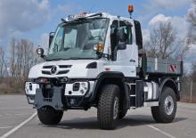 Traktory miejskie z zaczepem przednim Unimog U 423 EuroMot 4