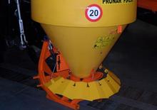 Dołączane rozsiewacze Pronar PS 250 M