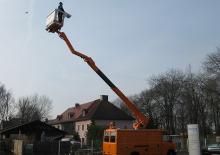 Platformy robocze na wysięgniku przegubowym mocowane na ciężarówce Blumenbecker - Hubmeister® HM 16 KA