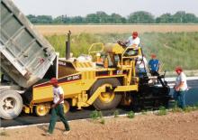 Kołowa betoniarka drogowa Caterpillar AP800C