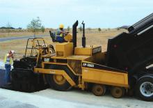 Kołowa betoniarka drogowa Caterpillar AP800D