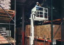 Kołowe platformy robocze z masztem pionowym Lift-A-Loft AMV36-23