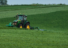 Kosiarka dyskowa z kondycjonerem mocowana z tyłu John Deere R950R
