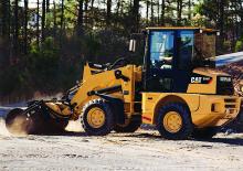 Ładowarki kołowe Caterpillar 904 B