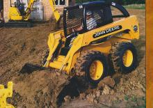 Ładowarki o sterowaniu burtowym John Deere Construction 240