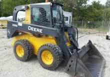 Ładowarki o sterowaniu burtowym John Deere Construction 326D