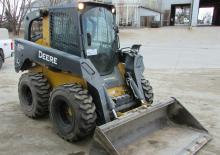 Ładowarki o sterowaniu burtowym John Deere Construction 332D