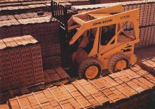 Ładowarki o sterowaniu burtowym John Deere Construction 575