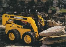 Ładowarki o sterowaniu burtowym John Deere Construction 7775