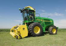 Maszyny do zbioru pasz z napędem 4WD John Deere 7950 i ProDrive-ASR