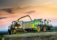 Maszyny do zbioru pasz z napędem 4WD John Deere 8700