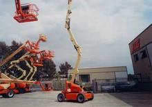 Kołowe przegubowe podnośniki koszowe JLG M450AJ