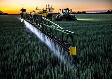 Opryskiwacze zaczepiane John Deere R944i