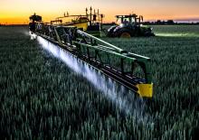 Opryskiwacze zaczepiane John Deere R975i
