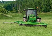 Kosiarka dyskowa z kondycjonerem mocowana z przodu John Deere 228