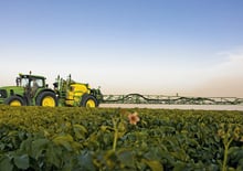 Opryskiwacze zaczepiane John Deere 832